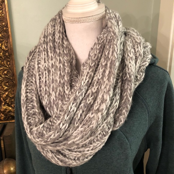 Ann Taylor Accessories - Ann Taylor Loft Gray & White Chunky Infinity Scarf